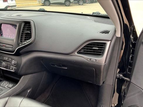 Used 2019 Jeep Cherokee Latitude Plus image 18