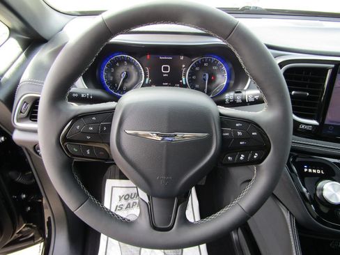 Used 2025 Chrysler Pacifica Limited FWD image 14
