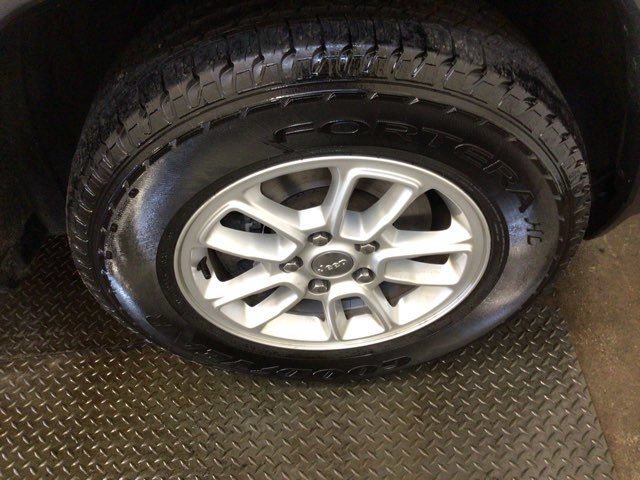 Used 2020 Jeep Grand Cherokee Laredo AWD/4WD image 30