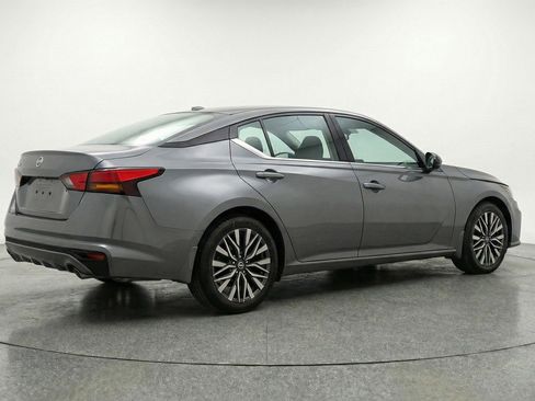 Used 2025 Nissan Altima 2.5 SV image 9
