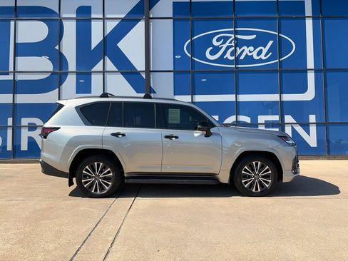 Used 2024 Lexus LX 600 4WD w/ Appearance Package image 8