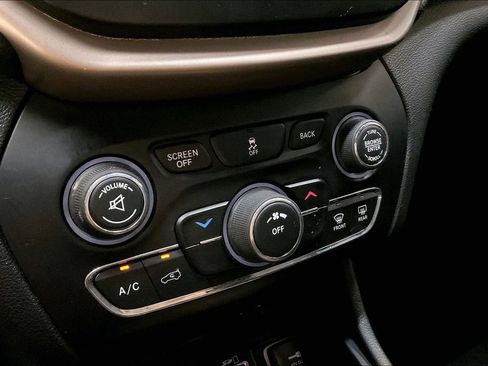Used 2016 Jeep Cherokee Latitude AWD/4WD image 17