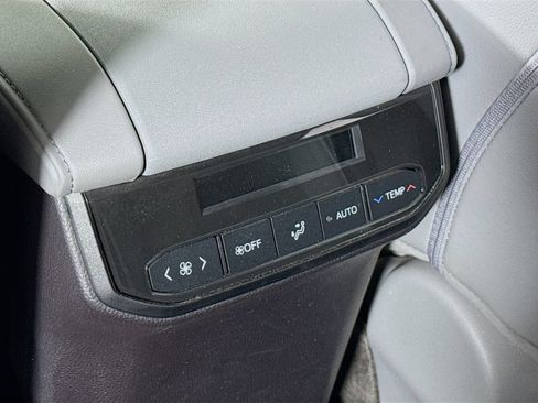 Used 2022 Toyota Highlander XLE AWD/4WD image 21