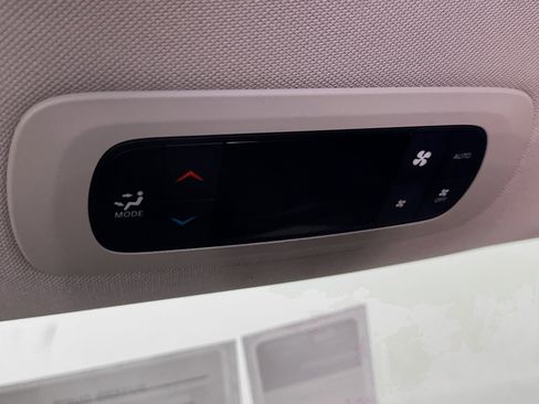 Used 2024 Chrysler Pacifica Touring-L image 27