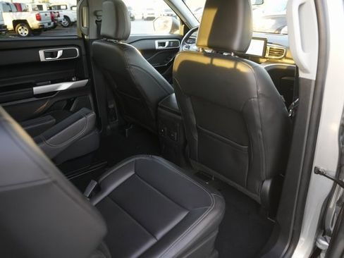 Used 2022 Ford Explorer XLT w/ Equipment Group 202A image 14