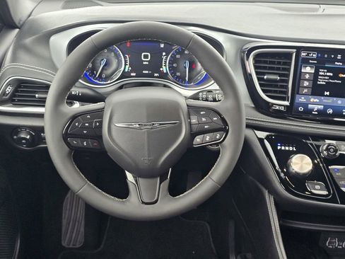 Used 2025 Chrysler Pacifica Limited FWD image 15
