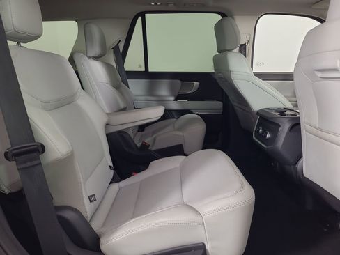 Used 2025 Ford Expedition Platinum image 23