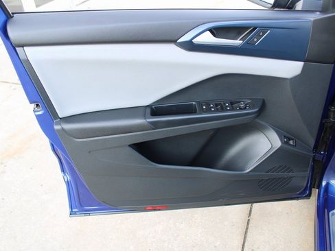 Certified 2023 Volkswagen Taos SE w/ Panoramic Sunroof Package image 9