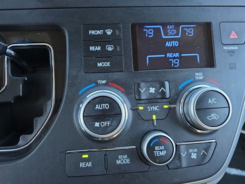 Used 2015 Toyota Sienna XLE Premium image 26