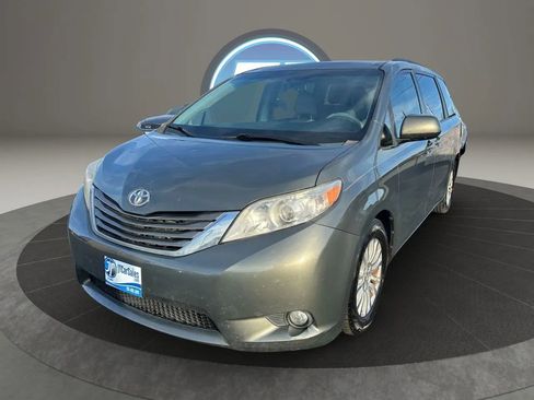 Used 2012 Toyota Sienna XLE image 2