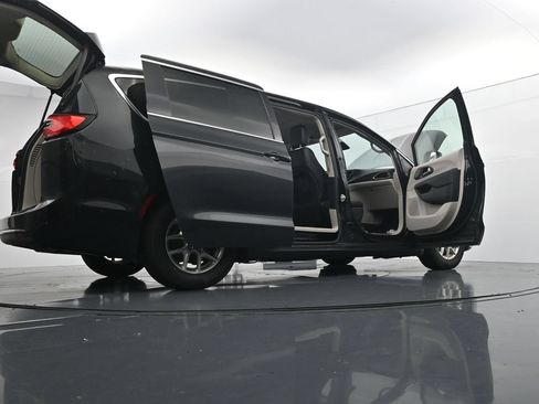 Used 2023 Chrysler Pacifica Touring-L FWD image 29