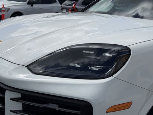 Used 2024 Porsche Cayenne AWD/4WD image 8