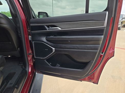 Used 2024 Jeep Wagoneer Series II w/ Flexible Seating Group image 23