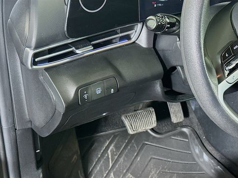 Used 2024 Hyundai Elantra Blue image 17