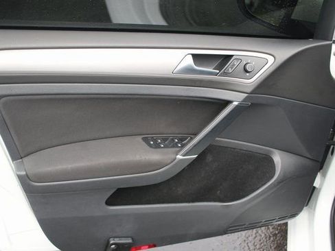 Used 2016 Volkswagen e-Golf SE image 9