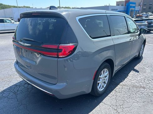 Used 2025 Chrysler Pacifica Select FWD image 5
