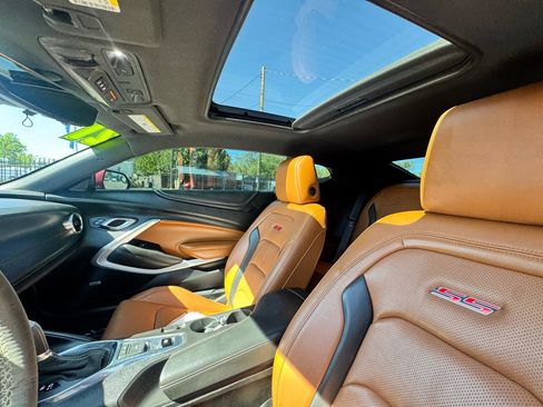 Used 2021 Chevrolet Camaro SS RWD image 9