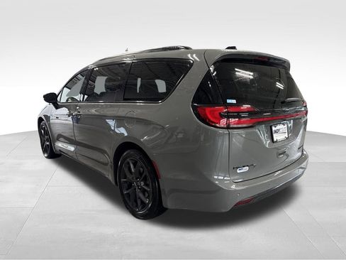 Used 2025 Chrysler Pacifica Limited FWD image 6