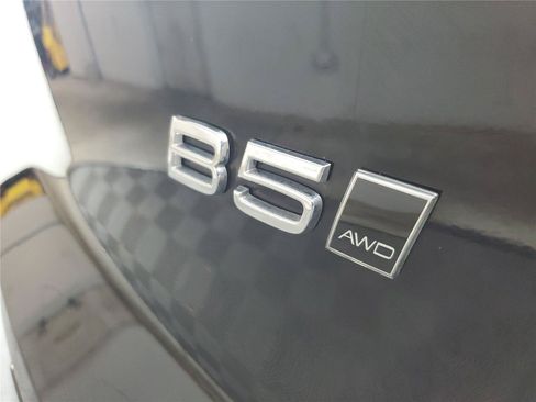 Certified 2025 Volvo XC40 B5 Plus AWD/4WD image 4