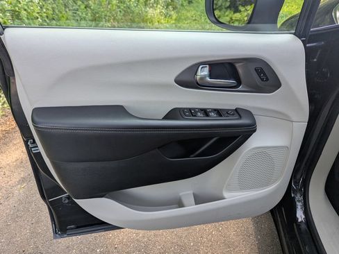 Used 2023 Chrysler Pacifica Touring-L FWD image 33