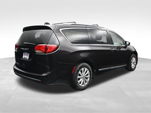 Used 2018 Chrysler Pacifica Touring-L FWD image 5