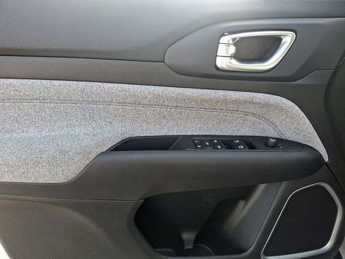 Used 2024 Jeep Compass Latitude image 12