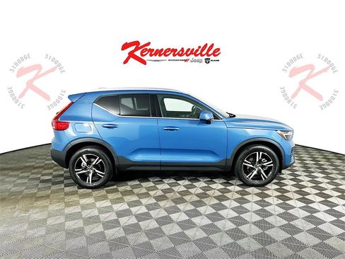 Used 2023 Volvo XC40 B4 Plus image 8