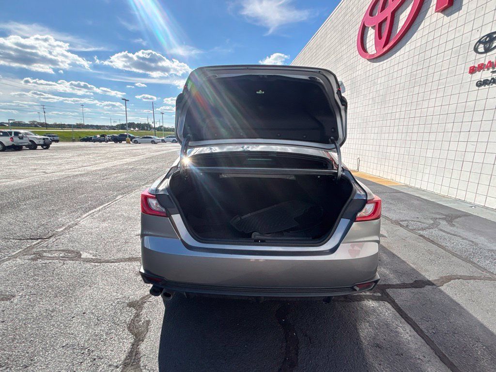 Used 2025 Toyota Camry SE w/ Convenience Package FWD image 30