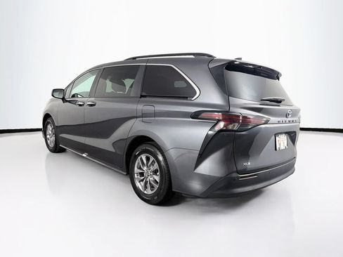 Used 2025 Toyota Sienna XLE FWD image 7