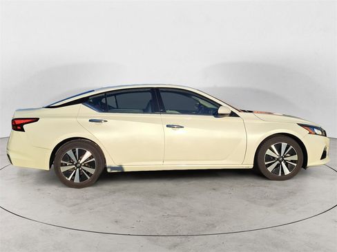 Used 2022 Nissan Altima 2.5 SL image 2