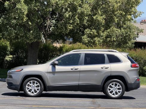 Used 2016 Jeep Cherokee Latitude w/ Comfort & Sound Group FWD image 8