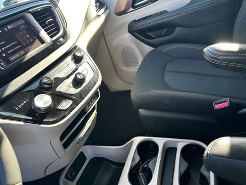 Used 2023 Chrysler Voyager LX image 19