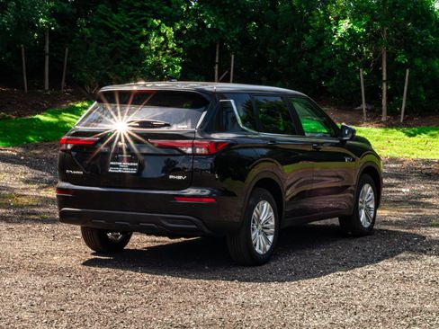 New 2025 Mitsubishi Outlander ES image 8
