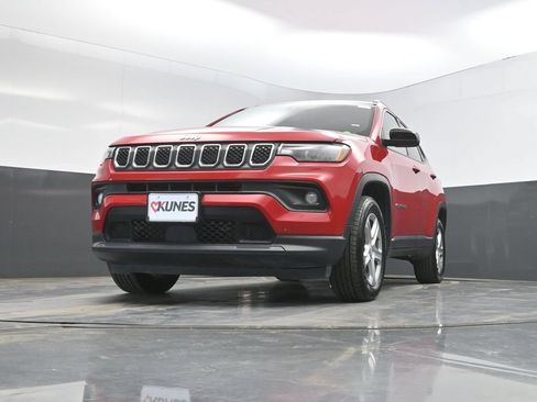 Used 2024 Jeep Compass Latitude AWD/4WD image 33