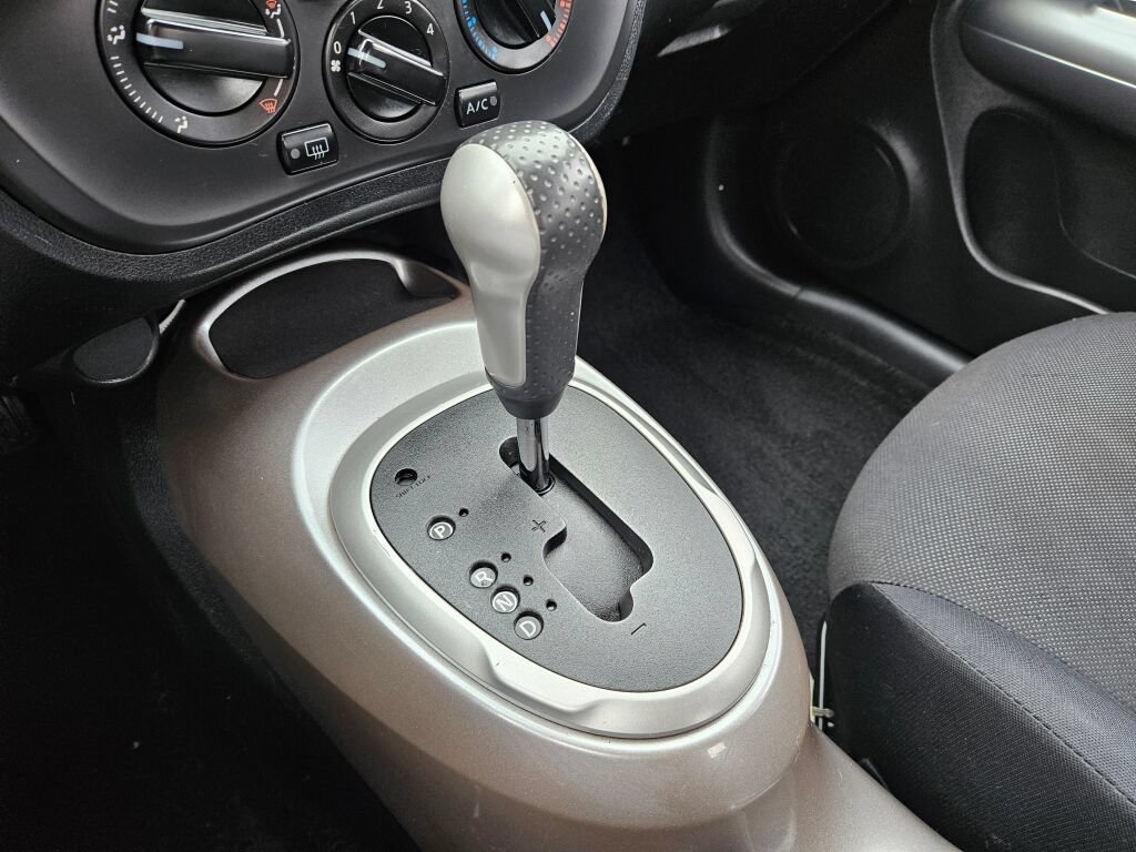 Used 2011 Nissan Juke S FWD image 23