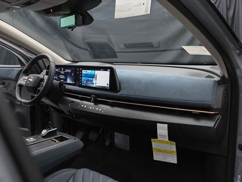 New 2025 Nissan Ariya Platinum image 18