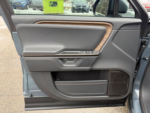 Used 2025 Rivian R1S Premium image 6