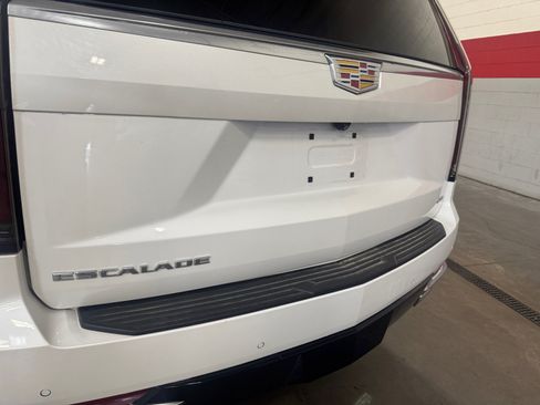 Used 2024 Cadillac Escalade Luxury AWD/4WD image 25