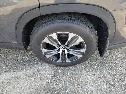 Used 2024 Toyota Highlander XLE FWD image 7