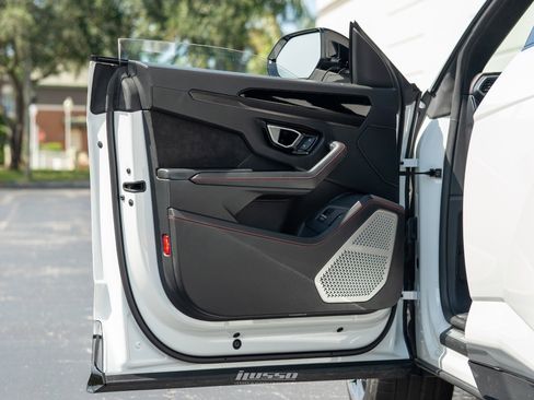 Used 2021 Lamborghini Urus image 24