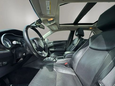 Used 2017 Chrysler 300 C RWD image 11