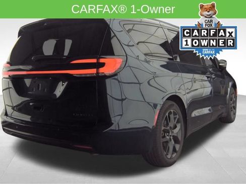 Used 2025 Chrysler Pacifica Limited FWD image 3