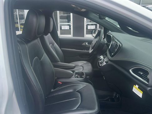 New 2026 Chrysler Pacifica Select image 4