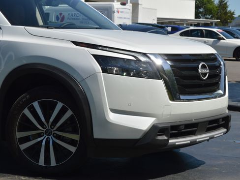 Used 2025 Nissan Pathfinder Platinum w/ Cargo Package AWD/4WD image 2