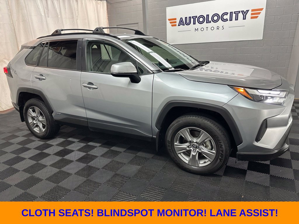 Used 2025 Toyota RAV4 XLE AWD/4WD image 1
