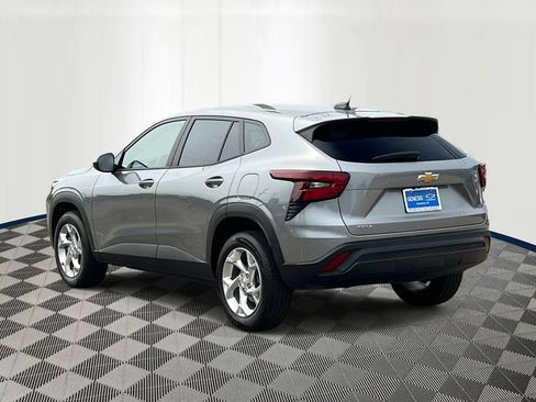 Used 2024 Chevrolet Trax LS w/ LS Convenience Package FWD image 4