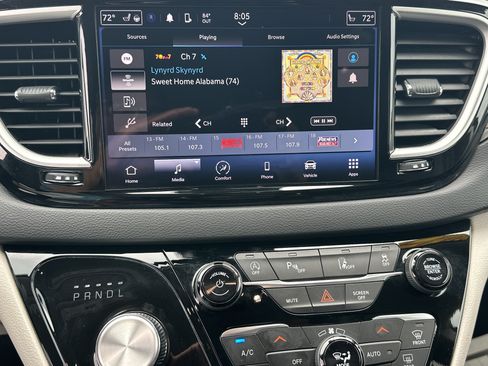 Used 2024 Chrysler Pacifica Touring-L FWD image 27