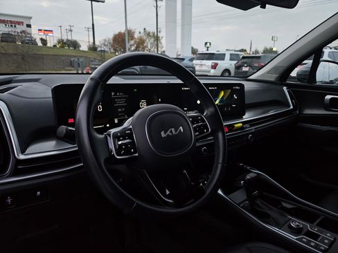 Used 2024 Kia Sorento S image 11