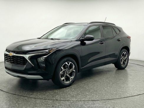 Used 2025 Chevrolet Trax LT w/ LT Convenience Package image 3