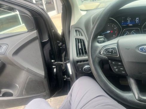 Used 2017 Ford Focus SE FWD image 28